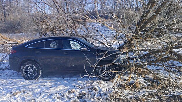 Cizinec s kradeným autem naboural u Farského rybníku na Tachovsku a okamžitě od něj utekl. (20. února 2025)