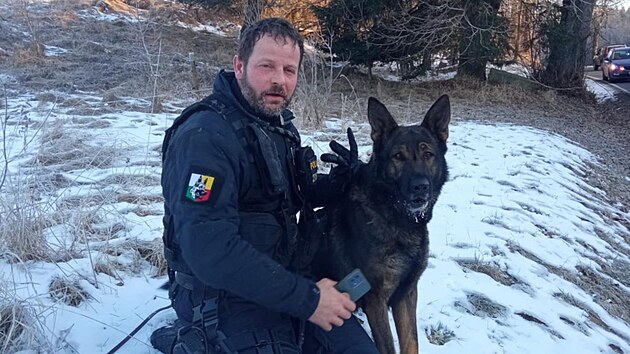 Po stopě uprchlého muže se vydal jeden z nejlepších policejních stopovacích psů. Appolo Tor-Bora je čtyřletý chovný pes, který opakovaně dovádí policisty po pachové stopě až k pachatelům. Je vítězem několika závodů a přeborů. (20. února 2025).