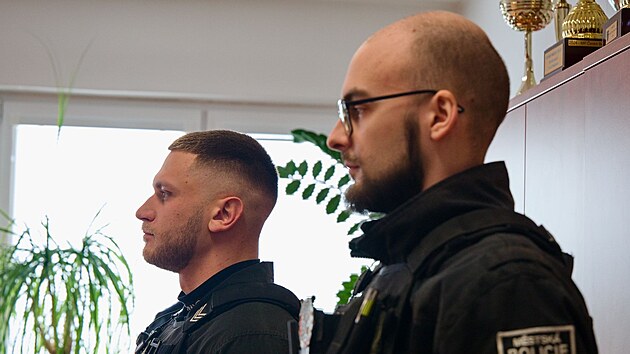 Strážníci Vojtěch (vpravo) a Jakub odzbrojili muže s nožem, který se pohyboval v centru Budějovic.