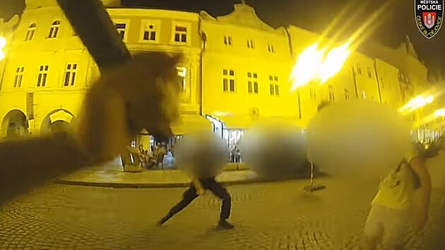 Dva strážníci odzbrojili muže s nožem, který se pohyboval v centru Budějovic.