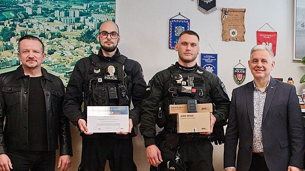 Strážníci Vojtěch (vlevo) a Jakub dostali za video ze svého zásahu proti muži s nožem cenu v soutěži magazínu Týdeník policie.