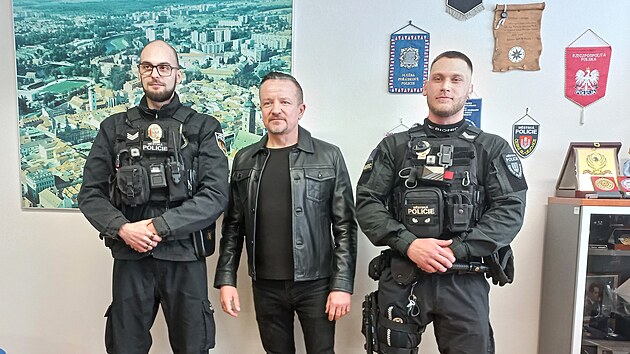 Na předání cen strážníkům Vojtěchovi (vlevo) a Jakubovi přijel i publicista Mirek Vaňura, který byl jedním z porotců soutěže.