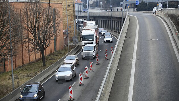 Provoz v brněnském Pisáreckém tunelu a jeho okolí ochromila v úterý 25. února 2025 ráno nehoda autobusu, dodávky a osobního auta.