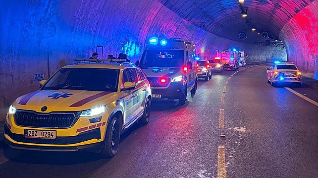 V Pisáreckém tunelu v Brně došlo ke kolizi autobusu, dodávky a osobního auta. Záchranáři ošetřili čtyři zraněné. (25. února 2025)