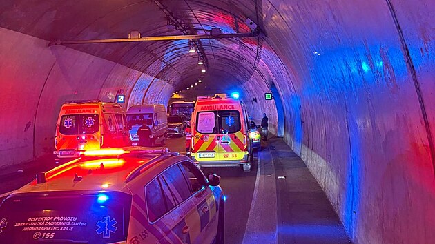 V Pisáreckém tunelu v Brně došlo ke kolizi autobusu, dodávky a osobního auta. Záchranáři ošetřili čtyři zraněné. (25. února 2025)