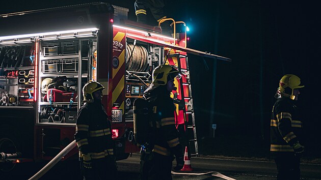 Požár velkého bezdomoveckého doupěte v Pardubicích zaměstnal všechny složky Integrovaného záchranného systému. (25. února 2025)