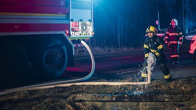 Požár velkého bezdomoveckého doupěte v Pardubicích zaměstnal všechny složky Integrovaného záchranného systému. (25. února 2025)