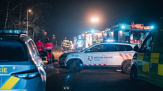 Požár velkého bezdomoveckého doupěte v Pardubicích zaměstnal všechny složky Integrovaného záchranného systému. (25. února 2025)