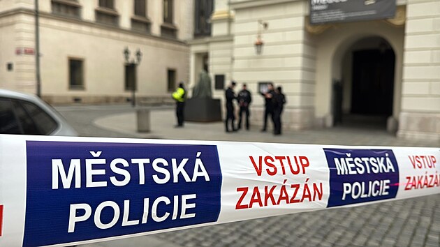 Nález podezřelého balíčku uzavřel okolí pražského Stavovského divadla. (23. února 2025)