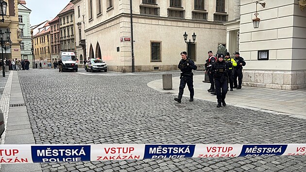 Nález podezřelého balíčku uzavřel okolí pražského Stavovského divadla. (23. února 2025)