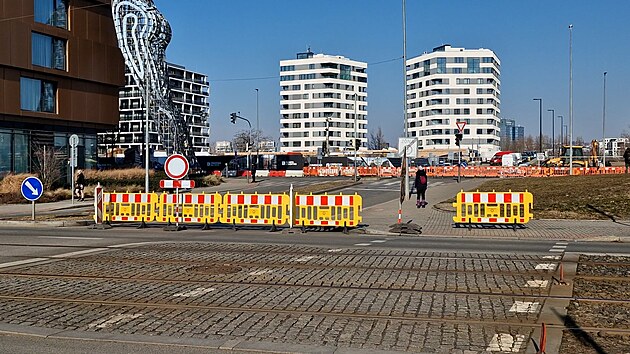 Část Rohanského nábřeží u Invalidovny uzavřelo natáčení špionážního filmu (22. února 2025)