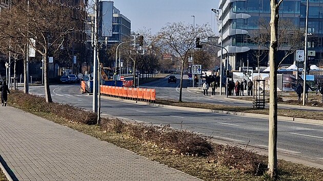 Část Rohanského nábřeží u Invalidovny uzavřelo natáčení špionážního filmu (22. února 2025)