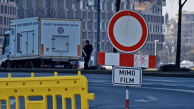 Část Rohanského nábřeží u Invalidovny uzavřelo natáčení špionážního filmu (22. února 2025)