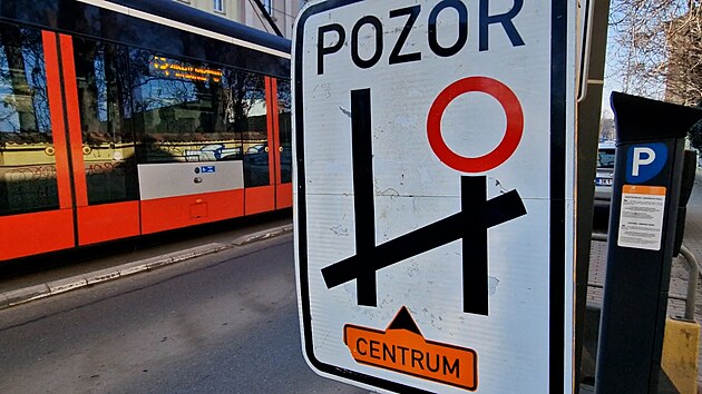 Část Rohanského nábřeží u Invalidovny uzavřelo natáčení špionážního filmu (22. února 2025)