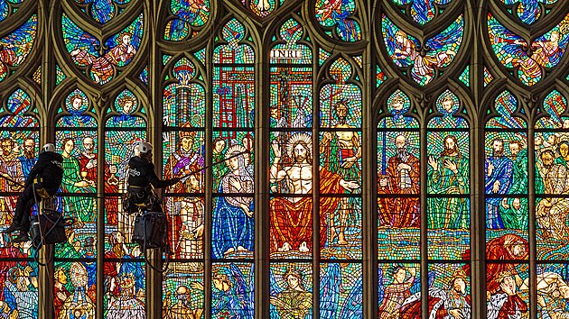 Katedrála svatého Víta se po čtyřiceti letech dočkala kompletního úklidu. Čištění od podlahy po strop chrámu mají za plného provozu na starosti horolezci. (27. února 2025)