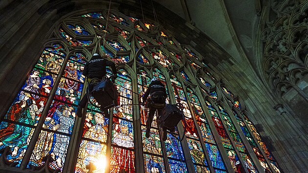 Katedrála svatého Víta se po čtyřiceti letech dočkala kompletního úklidu. Čištění od podlahy po strop chrámu mají za plného provozu na starosti horolezci. (27. února 2025)