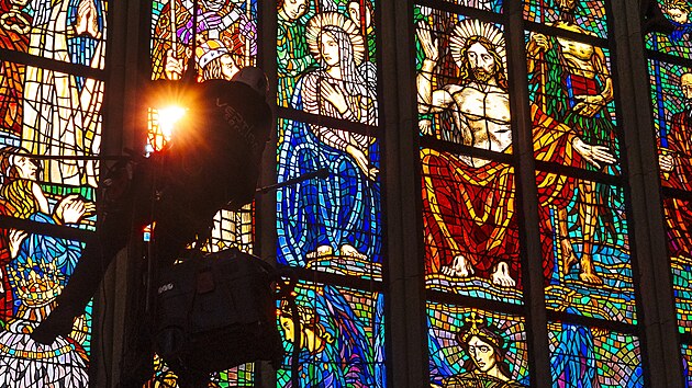 Katedrála svatého Víta se po čtyřiceti letech dočkala kompletního úklidu. Čištění od podlahy po strop chrámu mají za plného provozu na starosti horolezci. (27. února 2025)