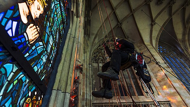 Katedrála svatého Víta se po čtyřiceti letech dočkala kompletního úklidu. Čištění od podlahy po strop chrámu mají za plného provozu na starosti horolezci. (27. února 2025)