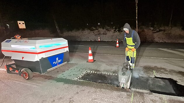 Opravy výtluků i za nižších teplot umožňuje silničářům nová mikrovlnná technologie. Práce probíhají na dvě směny i v nočních hodinách.