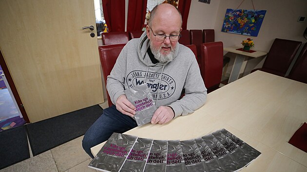 Sedmnáct příběhů konkrétních ukrajinských uprchlíků líčí kniha Kdo spí v postelích mých dětí. Azyl Ukrajinci našli v Jihlavě. Rozhovory s nimi však nevznikaly lehce, častokrát musely být kvůli usedavému pláči přerušeny.