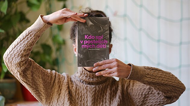 Sedmnáct příběhů konkrétních ukrajinských uprchlíků líčí kniha Kdo spí v postelích mých dětí. Azyl Ukrajinci našli v Jihlavě. Rozhovory s nimi však nevznikaly lehce, častokrát musely být kvůli usedavému pláči přerušeny.