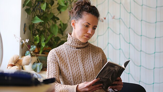 Sedmnáct příběhů konkrétních ukrajinských uprchlíků líčí kniha Kdo spí v postelích mých dětí. Azyl Ukrajinci našli v Jihlavě. Rozhovory s nimi však nevznikaly lehce, častokrát musely být kvůli usedavému pláči přerušeny.