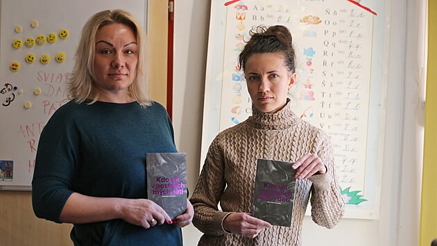 Sedmnáct příběhů konkrétních ukrajinských uprchlíků líčí kniha Kdo spí v postelích mých dětí. Azyl Ukrajinci našli v Jihlavě. Rozhovory s nimi však nevznikaly lehce, častokrát musely být kvůli usedavému pláči přerušeny.