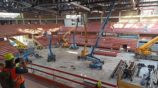 Práce na stavbě Horácké multifunkční areny v Jihlavě běží podle harmonogramu. Stadion se už ocitl pod střechou. Otevřen má být už letos v říjnu. (20. února 2025)