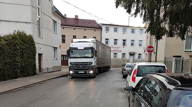 Ulicí J. Dietricha v Budějovicích jezdí nákladní vozy, i když tam nemají co dělat.