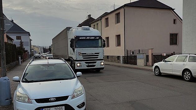 Podle náměstka ulicí nákladní auta nejezdí, místní vidí za okny něco jiného.