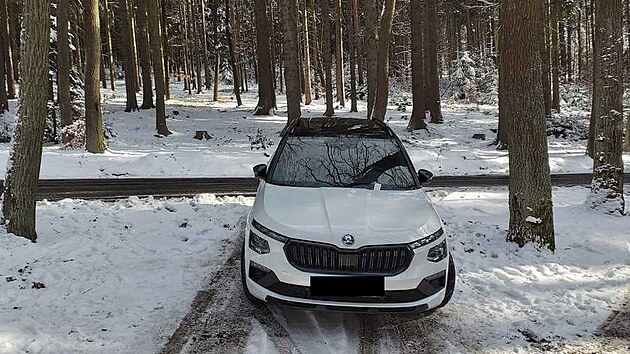 Městská policie řeší parkování u areálu Svatý Linhart. Motoristé zde stojí na místech, kde nesmějí, nově vybudované placené parkoviště zeje prázdnotou.