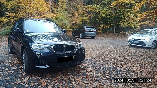 Městská policie řeší parkování u areálu Svatý Linhart. Motoristé zde stojí na místech, kde nesmějí, nově vybudované placené parkoviště zeje prázdnotou.