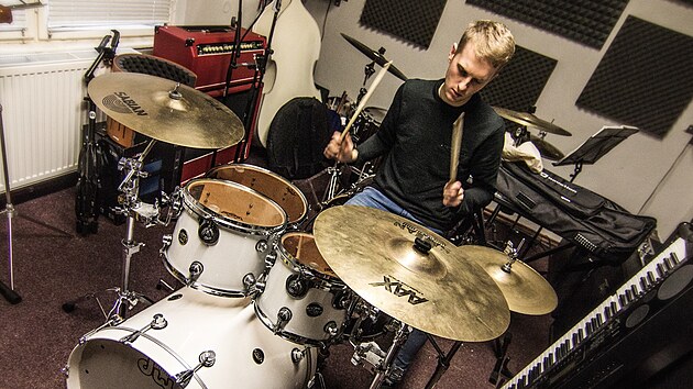 Samuel Palán si zahrál s Abraxas, Mirem Šmajdou i Olgou Lounovou. Teď sedá za bicí soupravu formace Ready Kirken.