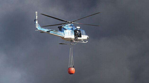 Hasiči zasahují v Hustopečích nad Bečvou na Přerovsku, kde z poškozené železniční cisterny na nákladním vlaku uniká benzen a hoří. Do akce byl nasazen i policejní vrtulník s bambi vakem.