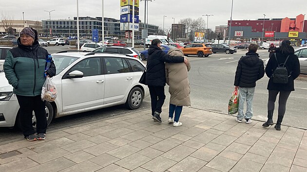 Lidé zapalují svíčky za dvě oběti útoku v hradecké prodejně Action (21. 2. 2025).