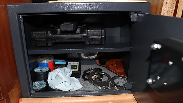 Zbraně zajištěné u obviněného šedesátiletého muže z Hradce Králové (28.2.2025).