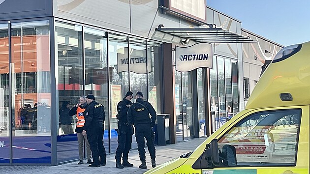 Dva lidé byli zraněni při útoku nožem v obchodě v Hradci Králové. (20. února 2025)