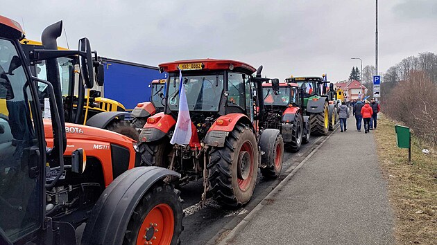 Zemědělci řadí stroje do pruhu před bývalou celnicí v Náchodě. (27. února 2025)