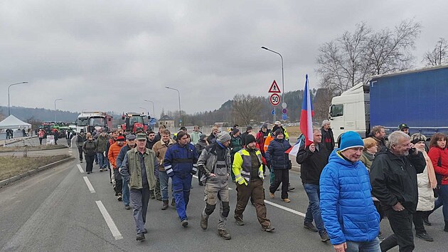 Zemědělci s vlajkami zablokovali průjezd přes hraniční přechod v Náchodě. (27. února 2025)