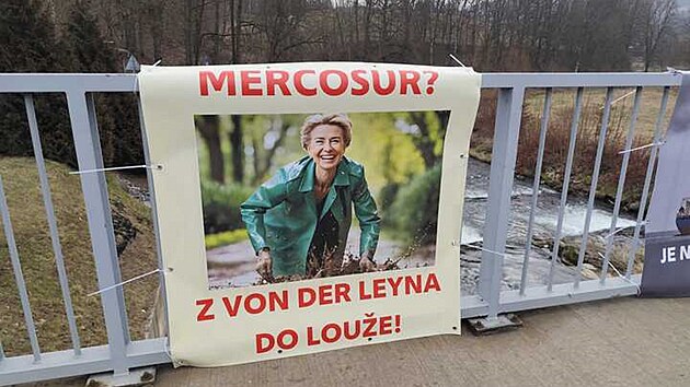 Mercosur? Z von der Leyna do louže! napsali zemědělci na transparent v Náchodě.