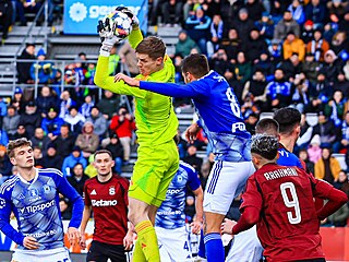 Sparťanský brankář Peter Vindahl stahuje míč ze vzduchu v zápase proti Olomouci. Sparťanský brankář Peter Vindahl stahuje míč ze vzduchu v zápase proti Olomouci.