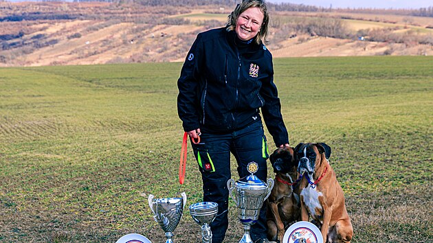 Sportovní kynoložka Bohuslava Šibalová při práci se psem. Upřednostňuje boxery,... Sportovní kynoložka Bohuslava Šibalová při práci se psem. Upřednostňuje boxery,...