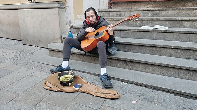 Jeden z mála muzikantů, kteří v Brně hrají i v neděli - jinak je o víkendu v centru města ticho. (9. března 2025)