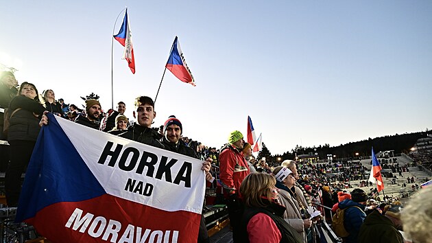 Čeští fanoušci před sprintem mužů v Novém Městě na Moravě.