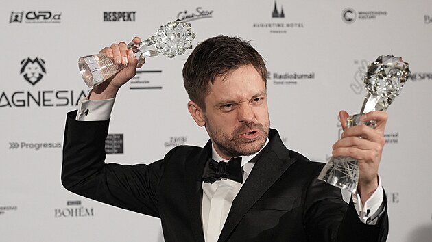 Jiří Mádl si na 32. ročníku Českého lva odnesl hned dvě ocenění – za nejlepší scénář a nejlepší režii k filmu Vlny. (8. března 2025)