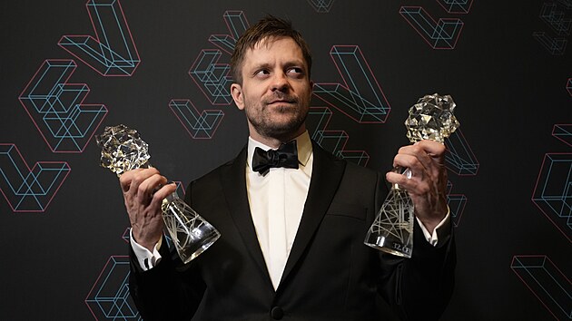 Jiří Mádl si odnesl dva České lvy za film Vlny, a to za nejlepší scénář a nejlepší režii. (8. března 2025)