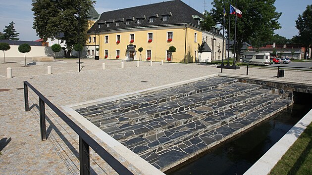 Ze západního křídla zámku ve Velké Bystřici na Olomoucku vyroste centrum, které poslouží tamním spolkům. Bude tam i knihovna.