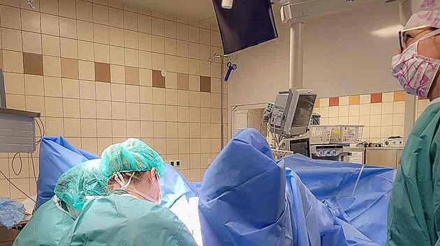 Urologové z FN Olomouc začali jako první z velkých fakultních nemocnic v ČR implantovat nový umělý svěrač Zephyr 375 pro muže s těžkou inkontinencí po operaci prostaty. Tento moderní systém přináší vyšší účinnost, kratší dobu zákroku a nižší riziko komplikací.