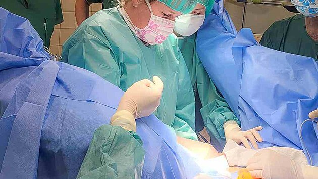 Urologové z FN Olomouc začali jako první z velkých fakultních nemocnic v ČR implantovat nový umělý svěrač Zephyr 375 pro muže s těžkou inkontinencí po operaci prostaty. Tento moderní systém přináší vyšší účinnost, kratší dobu zákroku a nižší riziko komplikací.