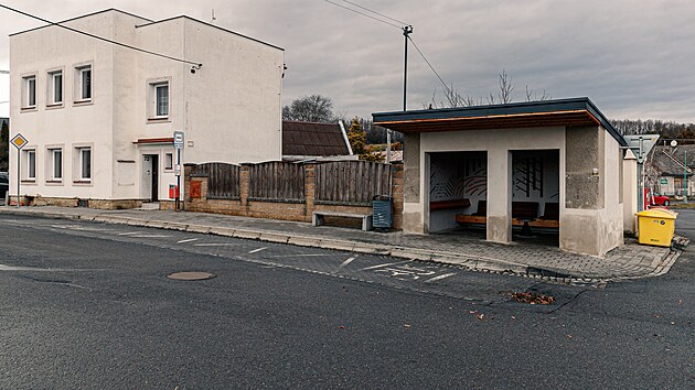 Opravená čekárna v Radíkově